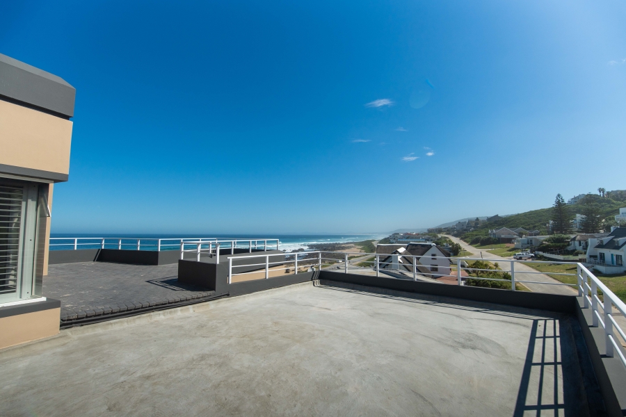 6 Bedroom Property for Sale in Beachview Eastern Cape